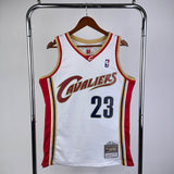 Regata Cleveland Cavaliers Retrô Mitchell & Ness 2003/2004 LeBron James Branca