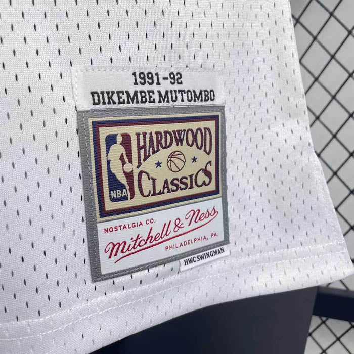 Regata Denver Nuggets Retrô Mitchell & Ness 1991/1992 Dikembe Mutombo Branca