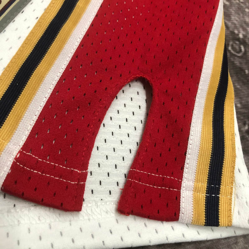 Regata Cleveland Cavaliers Retrô Mitchell & Ness 2003/2004 LeBron James Branca