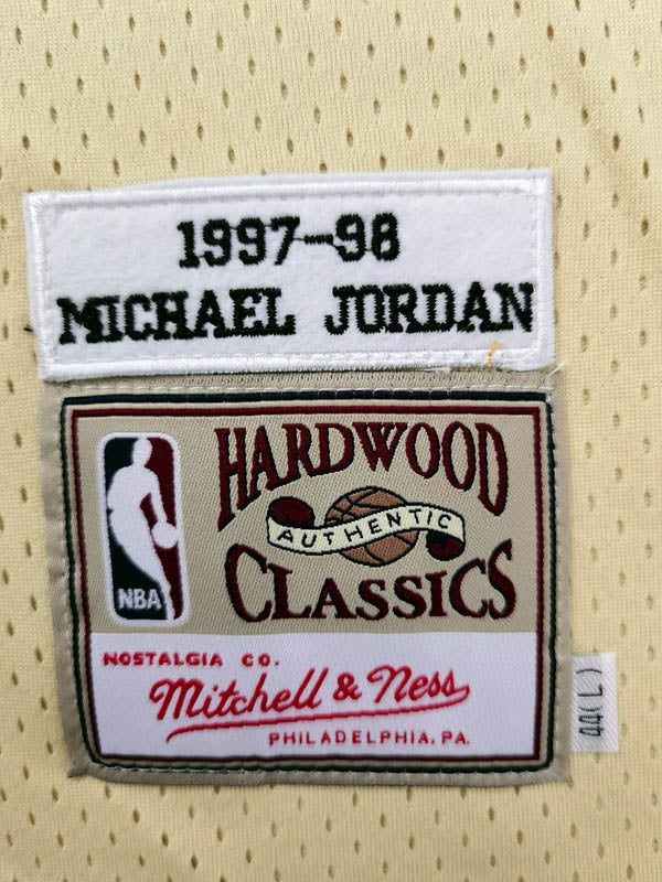 Regata Chicago Bulls Retrô Mitchell & Ness Authentic 1997/1998 Michael Jordan Dourada