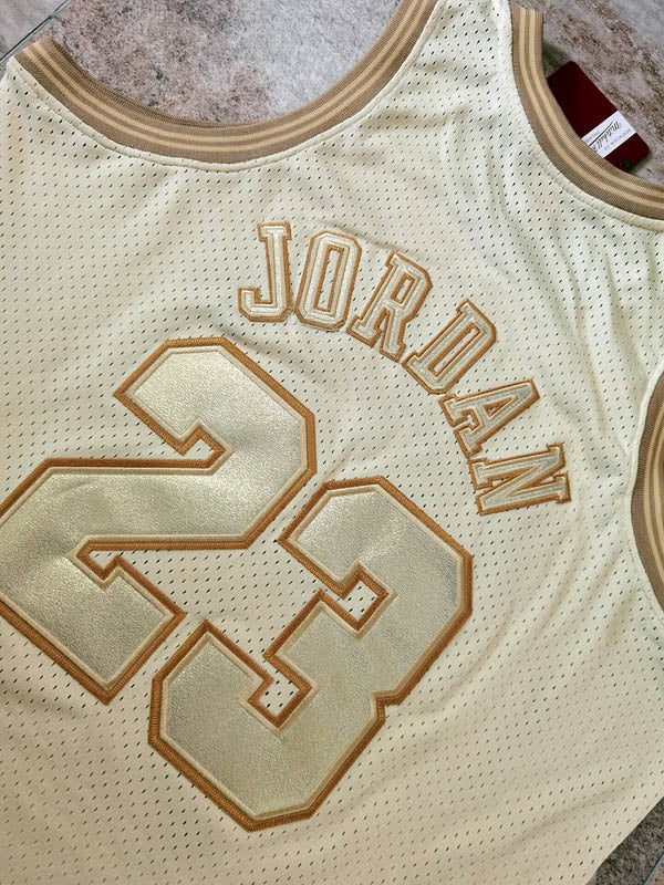 Regata Chicago Bulls Retrô Mitchell & Ness Authentic 1997/1998 Michael Jordan Dourada