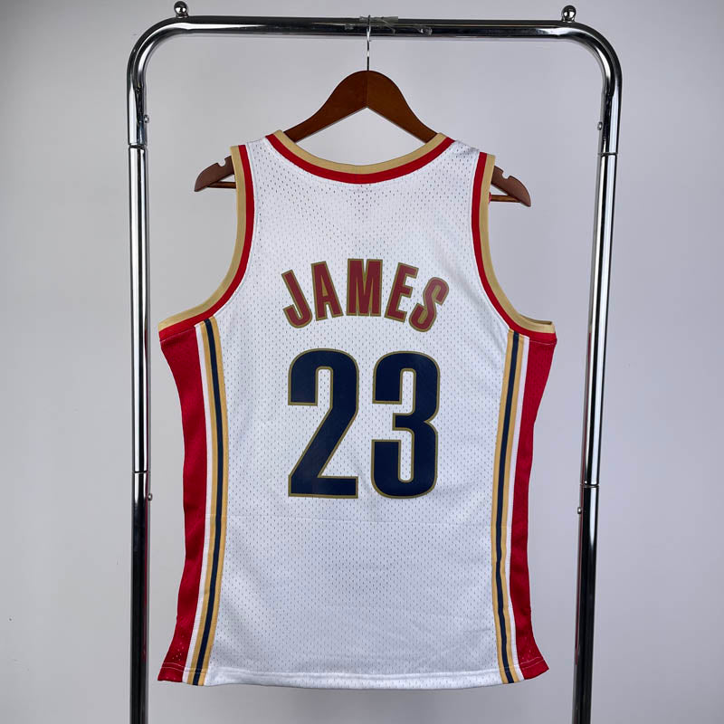 Regata Cleveland Cavaliers Retrô Mitchell & Ness 2003/2004 LeBron James Branca