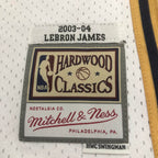 Regata Cleveland Cavaliers Retrô Mitchell & Ness 2003/2004 LeBron James Branca