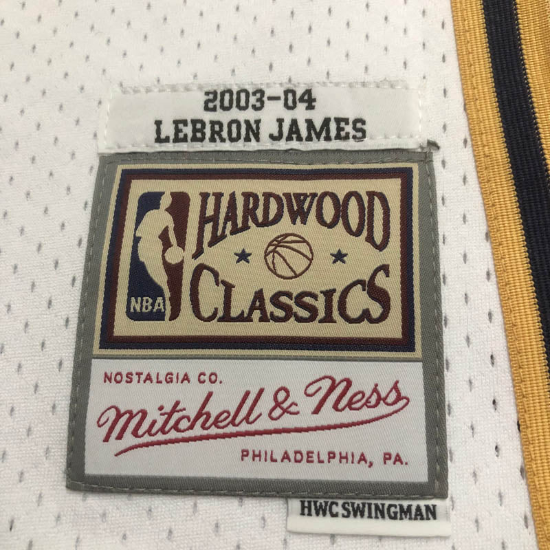 Regata Cleveland Cavaliers Retrô Mitchell & Ness 2003/2004 LeBron James Branca