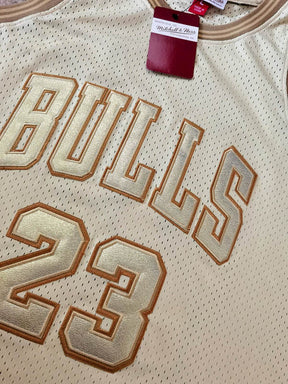Regata Chicago Bulls Retrô Mitchell & Ness Authentic 1997/1998 Michael Jordan Dourada