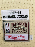 Regata Chicago Bulls Retrô Mitchell & Ness Authentic 1997/1998 Michael Jordan Dourada