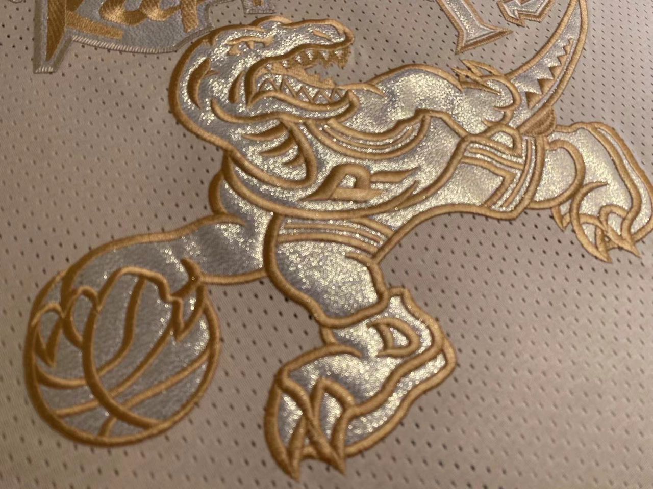 Regata Toronto Raptors Retrô Mitchell & Ness 1998/1999 Vince Carter Dourada