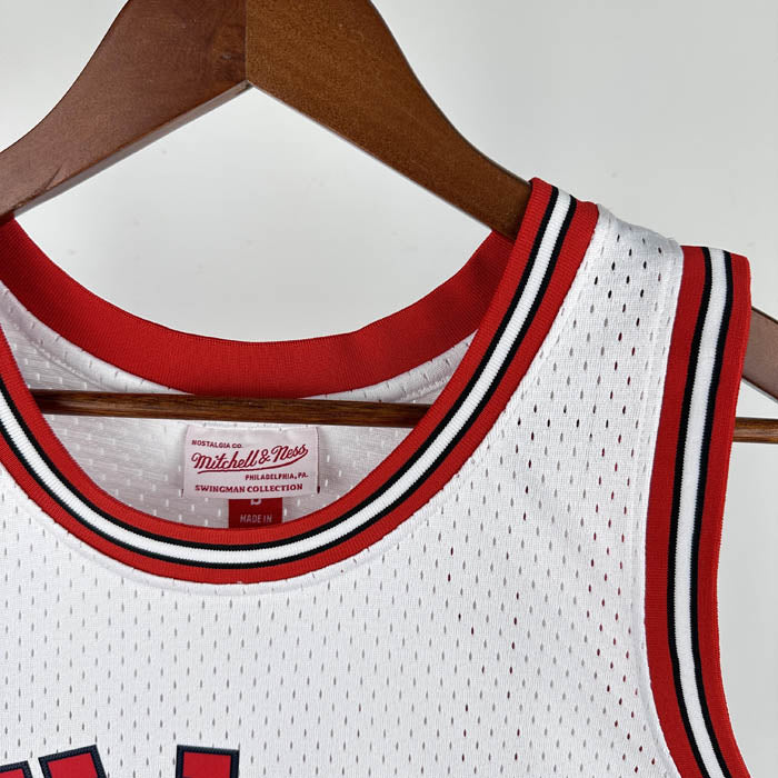 Regata Chicago Bulls Retrô Mitchell & Ness 1984/1985 Michael Jordan Branca