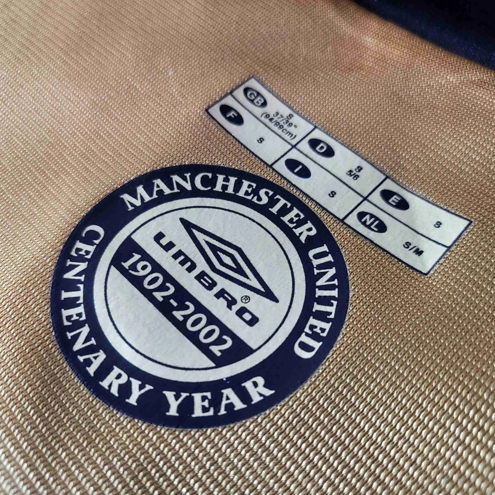 Camisa Manchester United Dupla Face 100 Anos Retrô 2001/2002 Branca / Dourada Masculina